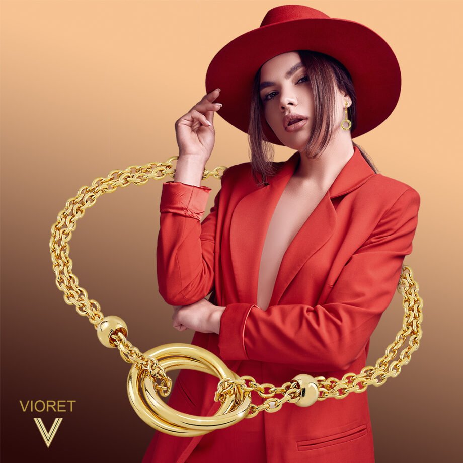 Mujer vestida de rojo con Pulsera Oro Isabel diseñada por Vioret Joyas Ⓡ
