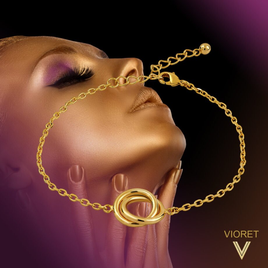 Mujer dorada con Pulsera Oro Atenea diseñada por Vioret Joyas Ⓡ