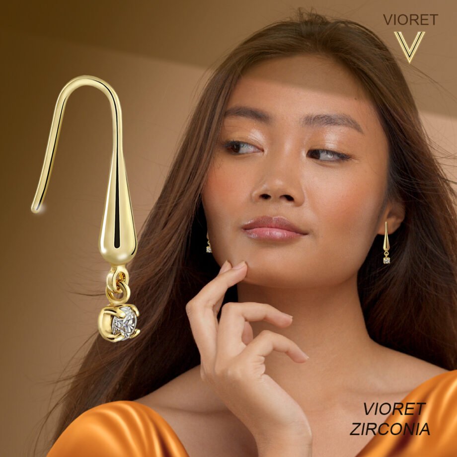 Chica asiática moreno luciendo los Pendientes Oro Karina acabados en oro con circonitas engastadas