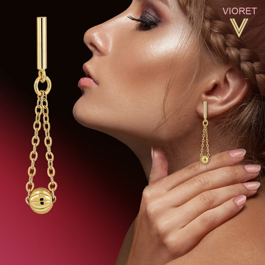 Chica rubia con trenza luciendo los Pendientes Oro Sonia diseñados por Vioret Joyas ®