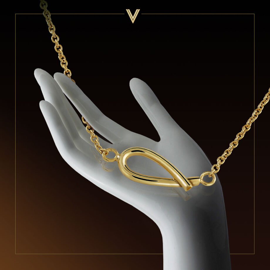 Colgante Oro Corina sobre mano blanca diseñado por Vioret Joyas ®