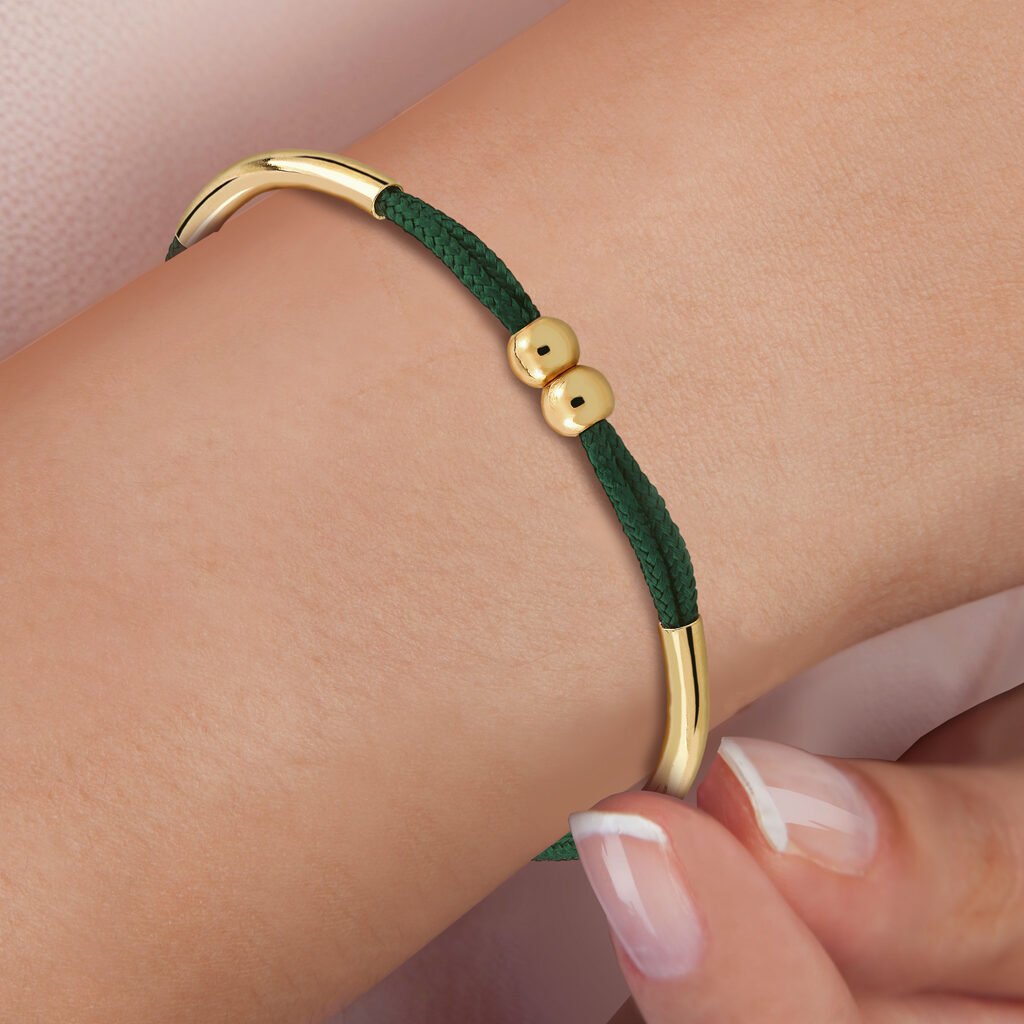 Pulsera Oro Alma Verde sobre muñeca de mujer diseñada por Vioret Joyas ®