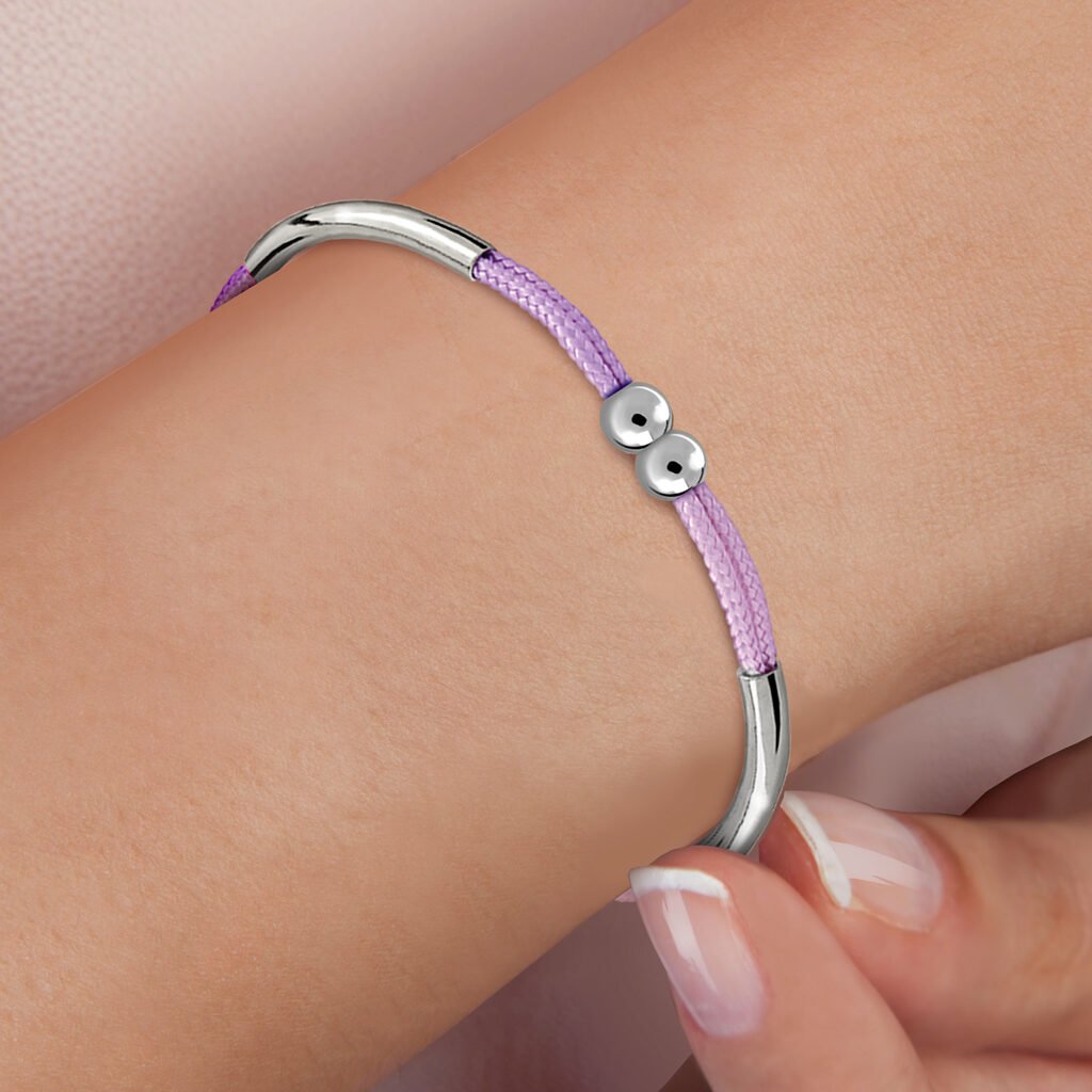 Pulsera Plata Alma Morado sobre muñeca de mujer diseñada por Vioret Joyas®