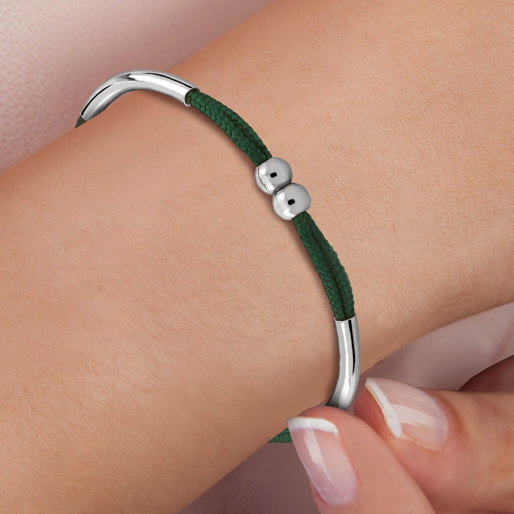 Mujer con Pulsera Plata Alma Verde formada por cordón de seda y acabada de rodio en plata