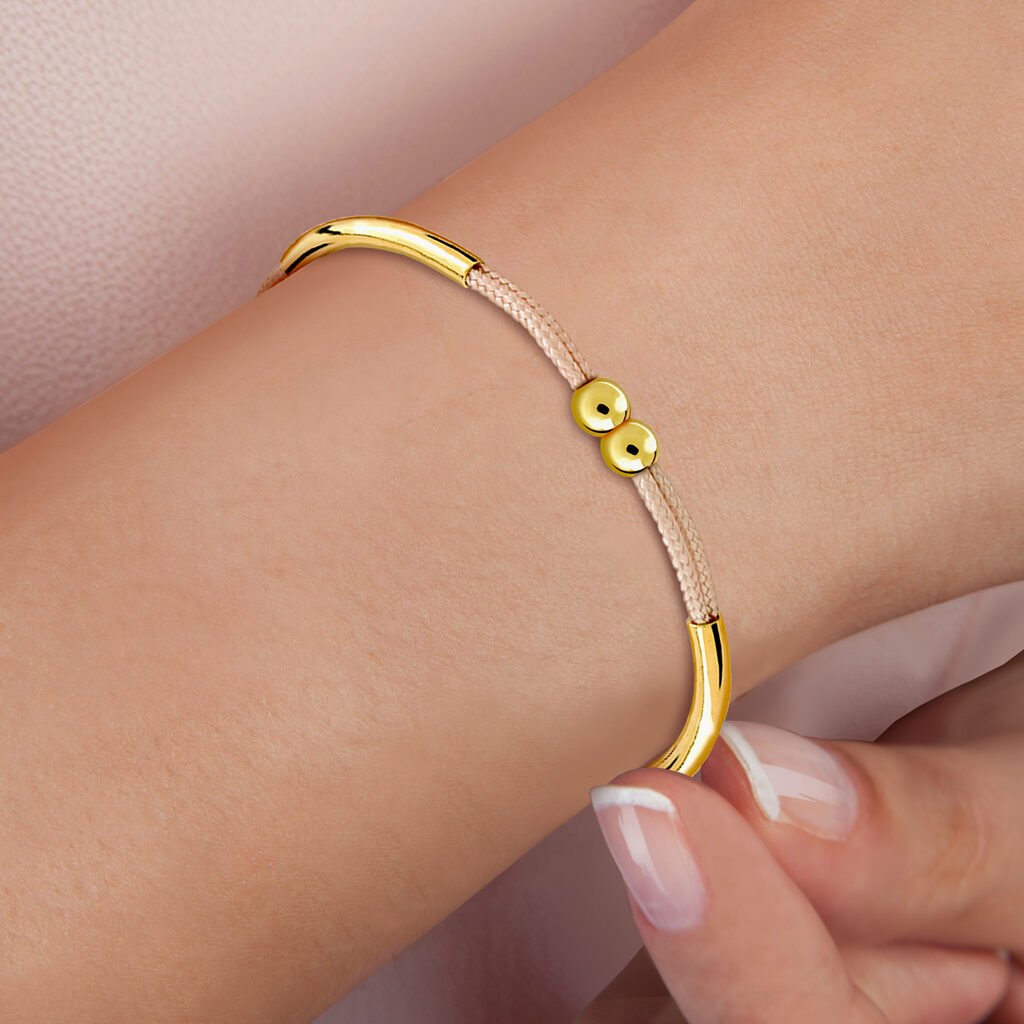 Pulsera Oro Alma Crema puesta sobre muñeca de mujer acabada en oro