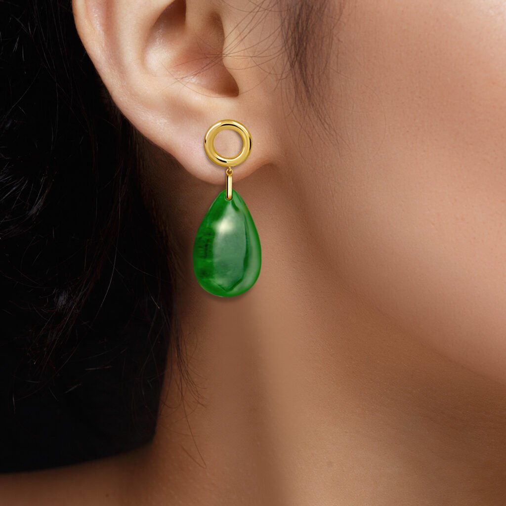 Mujer luciendo Pendientes Oro Alba con piedra jade semipreciosa